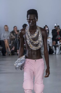 15 Eylül 2025, New York, New York, ABD: POP-CHRISHABANA moda haftası 2026 baharında bir model podyumda yürüyor. (M10 'lar\ yeni 2ler))                    