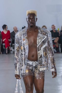 15 Eylül 2025, New York, New York, ABD: POP-CHRISHABANA moda haftası 2026 baharında bir model podyumda yürüyor. (M10 'lar\ yeni 2ler))                    