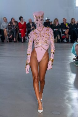 15 Eylül 2025, New York, New York, ABD: POP-CHRISHABANA moda haftası 2026 baharında bir model podyumda yürüyor. (M10 'lar\ yeni 2ler))                    