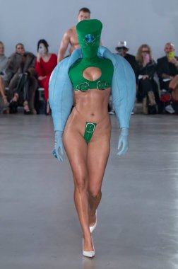 15 Eylül 2025, New York, New York, ABD: POP-CHRISHABANA moda haftası 2026 baharında bir model podyumda yürüyor. (M10 'lar\ yeni 2ler))                    