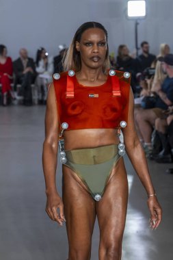 15 Eylül 2025, New York, New York, ABD: POP-CHRISHABANA moda haftası 2026 baharında bir model podyumda yürüyor. (M10 'lar\ yeni 2ler))                    