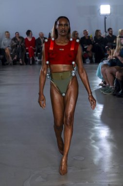 15 Eylül 2025, New York, New York, ABD: POP-CHRISHABANA moda haftası 2026 baharında bir model podyumda yürüyor. (M10 'lar\ yeni 2ler))                    