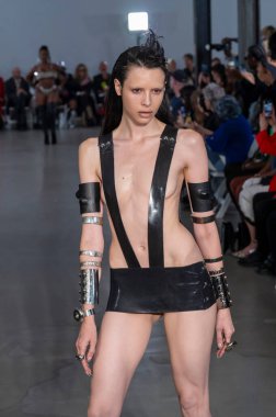 15 Eylül 2025, New York, New York, ABD: POP-CHRISHABANA moda haftası 2026 baharında bir model podyumda yürüyor. (M10 'lar\ yeni 2ler))                    