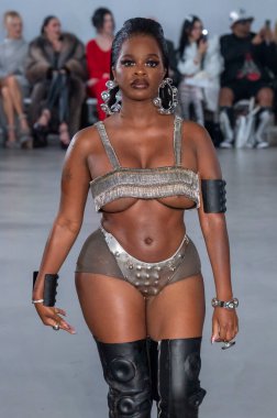 15 Eylül 2025, New York, New York, ABD: POP-CHRISHABANA moda haftası 2026 baharında bir model podyumda yürüyor. (M10 'lar\ yeni 2ler))                    