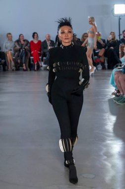 15 Eylül 2025, New York, New York, ABD: Irina Pantaeva, Rus aktris, POP-CHRISHABANA moda gösterisi için podyumda yürüyor. (M10 'lar\ yeni 2ler)) 