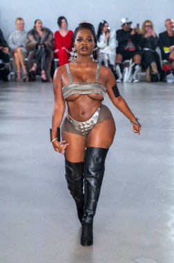 15 Eylül 2025, New York, New York, ABD: POP-CHRISHABANA moda haftası 2026 baharında bir model podyumda yürüyor. (M10 'lar\ yeni 2ler))                    