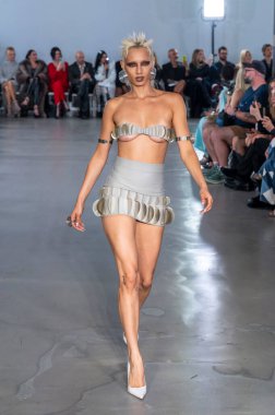 15 Eylül 2025, New York, New York, ABD: POP-CHRISHABANA moda haftası 2026 baharında bir model podyumda yürüyor. (M10 'lar\ yeni 2ler))                    