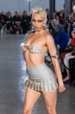 15 Eylül 2025, New York, New York, ABD: POP-CHRISHABANA moda haftası 2026 baharında bir model podyumda yürüyor. (M10 'lar\ yeni 2ler))                    