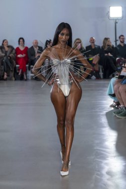 15 Eylül 2025, New York, New York, ABD: POP-CHRISHABANA moda haftası 2026 baharında bir model podyumda yürüyor. (M10 'lar\ yeni 2ler))                    