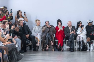 15 Eylül 2025, New York, New York, ABD: Konuklar İdeal Glass Stüdyoları 'nda New York Moda Haftası' nda POP-CHRISHABANA defilesini izliyorlar. (M10 'lar\ yeni 2ler))               