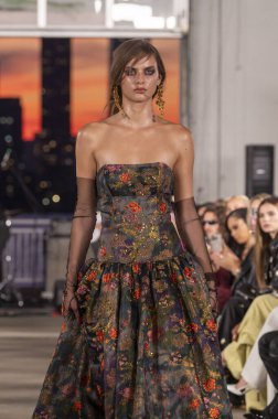 15 Eylül 2025, New York, New York, ABD: Cucculelli Shaheen defilesi için 15 Eylül 2026 New York Moda Haftası 'nda 40 Eylül 2025 tarihinde bir model podyumda yürüyor. (M10 'lar\ yeni 2ler))                   