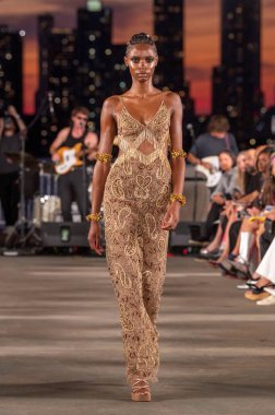 15 Eylül 2025, New York, New York, ABD: Cucculelli Shaheen defilesi için 15 Eylül 2026 New York Moda Haftası 'nda 40 Eylül 2025 tarihinde bir model podyumda yürüyor. (M10 'lar\ yeni 2ler))                   