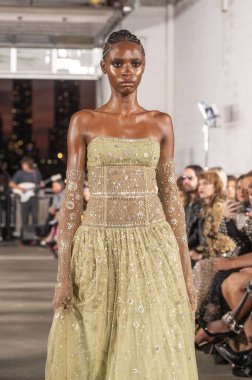 15 Eylül 2025, New York, New York, ABD: Cucculelli Shaheen defilesi için 15 Eylül 2026 New York Moda Haftası 'nda 40 Eylül 2025 tarihinde bir model podyumda yürüyor. (M10 'lar\ yeni 2ler))                   