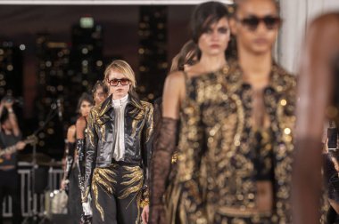 15 Eylül 2025, New York, New York, ABD: Modeller 2026 New York Moda Haftası 'nda Cucculelli Shaheen defilesinin podyum finalinde yürür. (M10 'lar\ yeni 2ler))        