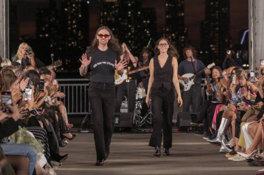15 Eylül 2025, New York, New York, ABD: Tasarımcılar Anthony Cucculelli ve Anna Rose Shaheen Cucculelli Shaheen moda gösterisi için podyum finalinde yürüdüler. (M10 'lar\ yeni 2ler))