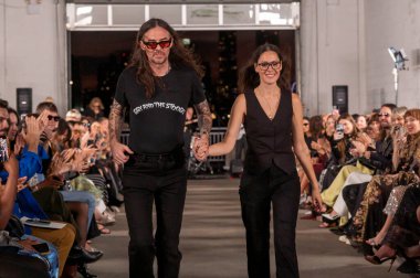 15 Eylül 2025, New York, New York, ABD: Tasarımcılar Anthony Cucculelli ve Anna Rose Shaheen Cucculelli Shaheen moda gösterisi için podyum finalinde yürüdüler. (M10 'lar\ yeni 2ler)) 