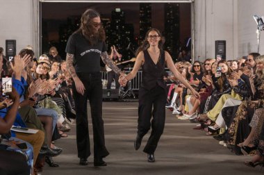15 Eylül 2025, New York, New York, ABD: Tasarımcılar Anthony Cucculelli ve Anna Rose Shaheen Cucculelli Shaheen moda gösterisi için podyum finalinde yürüdüler. (M10 'lar\ yeni 2ler)) 