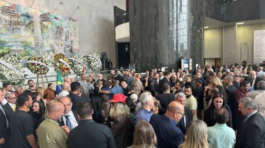 Sao Paulo (SP), 09 / 16 / 2025 - 15 Pazartesi günü Praia Grande 'de suçlular tarafından vurularak öldürülen 68 yaşındaki eski delege Ruy Ferraz Fontes' in cenazesiyle birlikte tören. (oslaim brito\ the new 2color)             