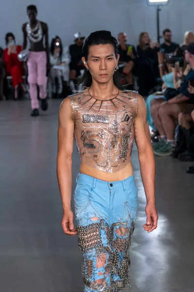 15 Eylül 2025, New York, New York, ABD: POP-CHRISHABANA moda haftası 2026 baharında bir model podyumda yürüyor. (M10 'lar\ yeni 2ler))                    