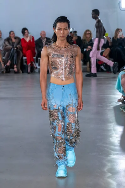 15 Eylül 2025, New York, New York, ABD: POP-CHRISHABANA moda haftası 2026 baharında bir model podyumda yürüyor. (M10 'lar\ yeni 2ler))                    