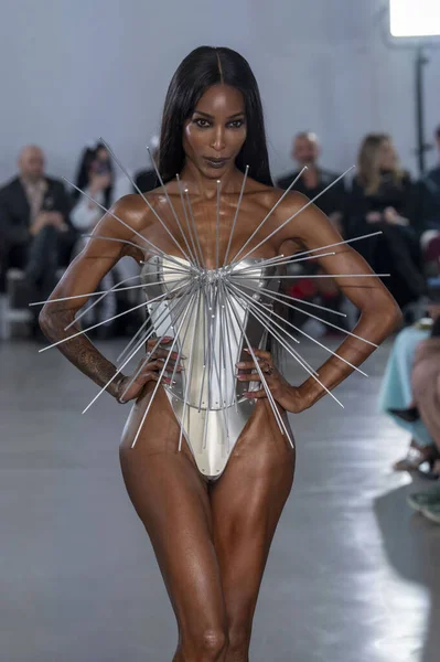 15 Eylül 2025, New York, New York, ABD: POP-CHRISHABANA moda haftası 2026 baharında bir model podyumda yürüyor. (M10 'lar\ yeni 2ler))                    