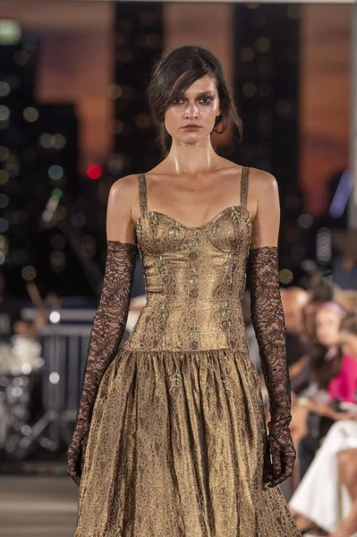 15 Eylül 2025, New York, New York, ABD: Cucculelli Shaheen defilesi için 15 Eylül 2026 New York Moda Haftası 'nda 40 Eylül 2025 tarihinde bir model podyumda yürüyor. (M10 'lar\ yeni 2ler))                   