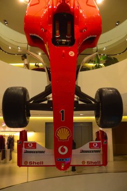 Milan (İtalya), 09 / 17 / 2025 - Milano şehir merkezindeki Ferrari mağazası, markanın ürünlerini sunmanın yanı sıra, Formula 1 arabasının bazı önemli parçalarını ve sergilenmekte olan bir arabayı sergilemeye adanmış bir alana sahiptir. (Edson de souza 2nci bölüm))       