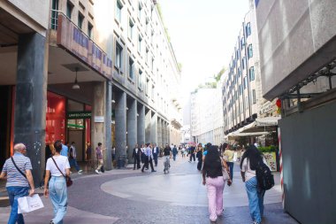 Milan (İtalya), 09 / 17 / 2025 - Milano şehir merkezinde hareket - bu sıcak 17 Eylül 2025 Çarşamba günü öğleden sonra, Milan 'ın tarihi merkezinde büyük bir hareket. (Edson De Souza / Yeniler 2)         