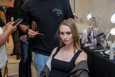 16 Eylül 2025, New York, New York, ABD: 2026 baharında Pamella Roland moda haftasında bir model kuliste saç ve makyaj yaptırıyor. (M10 'lar\ yeni 2ler))