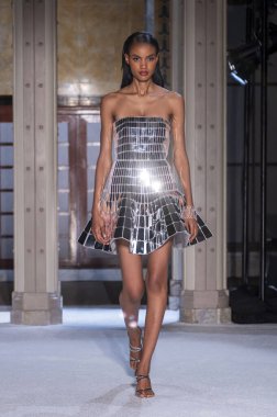 16 Eylül 2025, New York, New York, ABD: Chisom Okeke Precious, New York Moda Haftası 2026 baharında Pamella Roland defilesi için podyumda yürüyor. (M10 'lar\ yeni 2ler))