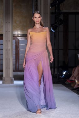 16 Eylül 2025, New York, New York, ABD: New York Halk Kütüphanesi 'nde New York Moda Haftası' nda Pamella Roland defilesi için podyumda bir model yürüyor. (M10 'lar\ yeni 2ler))               