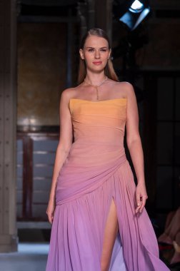 16 Eylül 2025, New York, New York, ABD: New York Halk Kütüphanesi 'nde New York Moda Haftası' nda Pamella Roland defilesi için podyumda bir model yürüyor. (M10 'lar\ yeni 2ler))               