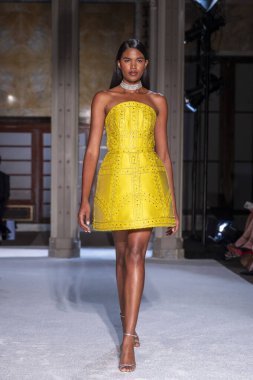 16 Eylül 2025, New York, New York, ABD: Duina de Oliveira, New York Moda Haftası 2026 baharında Pamella Roland defilesi için podyumda yürüyor. (M10 'lar\ yeni 2ler))