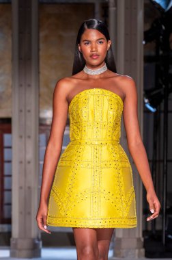 16 Eylül 2025, New York, New York, ABD: Duina de Oliveira, New York Moda Haftası 2026 baharında Pamella Roland defilesi için podyumda yürüyor. (M10 'lar\ yeni 2ler))