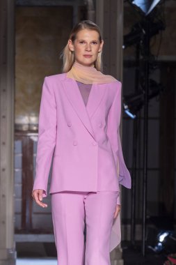 16 Eylül 2025, New York, New York, ABD: New York Halk Kütüphanesi 'nde New York Moda Haftası' nda Pamella Roland defilesi için podyumda bir model yürüyor. (M10 'lar\ yeni 2ler))               