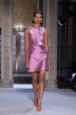 16 Eylül 2025, New York, New York, ABD: New York Halk Kütüphanesi 'nde New York Moda Haftası' nda Pamella Roland defilesi için podyumda bir model yürüyor. (M10 'lar\ yeni 2ler))               