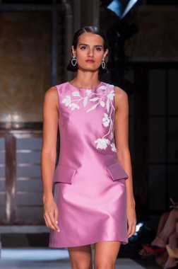 16 Eylül 2025, New York, New York, ABD: New York Halk Kütüphanesi 'nde New York Moda Haftası' nda Pamella Roland defilesi için podyumda bir model yürüyor. (M10 'lar\ yeni 2ler))               