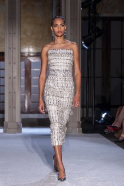 16 Eylül 2025, New York, New York, ABD: New York Halk Kütüphanesi 'nde New York Moda Haftası' nda Pamella Roland defilesi için podyumda bir model yürüyor. (M10 'lar\ yeni 2ler))               