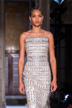 16 Eylül 2025, New York, New York, ABD: New York Halk Kütüphanesi 'nde New York Moda Haftası' nda Pamella Roland defilesi için podyumda bir model yürüyor. (M10 'lar\ yeni 2ler))               