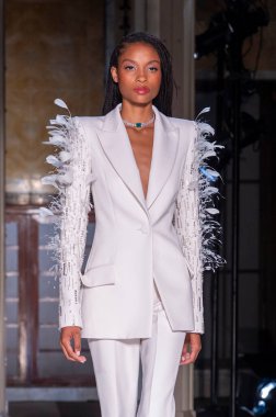 16 Eylül 2025, New York, New York, ABD: New York Halk Kütüphanesi 'nde New York Moda Haftası' nda Pamella Roland defilesi için podyumda bir model yürüyor. (M10 'lar\ yeni 2ler))               