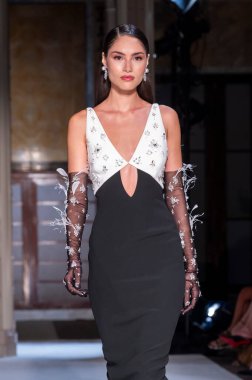 16 Eylül 2025, New York, New York, ABD: New York Halk Kütüphanesi 'nde New York Moda Haftası' nda Pamella Roland defilesi için podyumda bir model yürüyor. (M10 'lar\ yeni 2ler))               