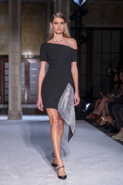 16 Eylül 2025, New York, New York, ABD: New York Halk Kütüphanesi 'nde New York Moda Haftası' nda Pamella Roland defilesi için podyumda bir model yürüyor. (M10 'lar\ yeni 2ler))               