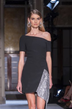 16 Eylül 2025, New York, New York, ABD: New York Halk Kütüphanesi 'nde New York Moda Haftası' nda Pamella Roland defilesi için podyumda bir model yürüyor. (M10 'lar\ yeni 2ler))               