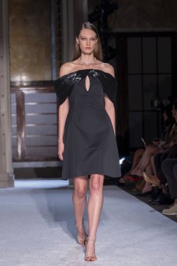 16 Eylül 2025, New York, New York, ABD: New York Halk Kütüphanesi 'nde New York Moda Haftası' nda Pamella Roland defilesi için podyumda bir model yürüyor. (M10 'lar\ yeni 2ler))               