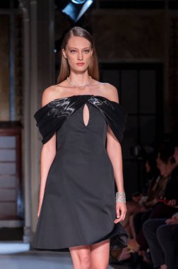 16 Eylül 2025, New York, New York, ABD: New York Halk Kütüphanesi 'nde New York Moda Haftası' nda Pamella Roland defilesi için podyumda bir model yürüyor. (M10 'lar\ yeni 2ler))               