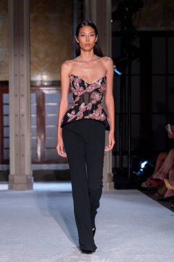 16 Eylül 2025, New York, New York, ABD: New York Halk Kütüphanesi 'nde New York Moda Haftası' nda Pamella Roland defilesi için podyumda bir model yürüyor. (M10 'lar\ yeni 2ler))               