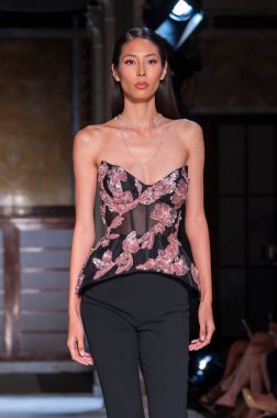 16 Eylül 2025, New York, New York, ABD: New York Halk Kütüphanesi 'nde New York Moda Haftası' nda Pamella Roland defilesi için podyumda bir model yürüyor. (M10 'lar\ yeni 2ler))               