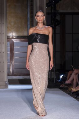 16 Eylül 2025, New York, New York, ABD: New York Halk Kütüphanesi 'nde New York Moda Haftası' nda Pamella Roland defilesi için podyumda bir model yürüyor. (M10 'lar\ yeni 2ler))               