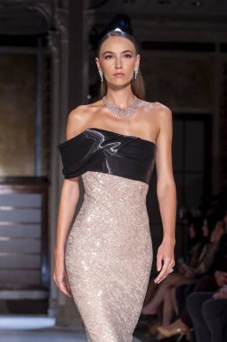 16 Eylül 2025, New York, New York, ABD: New York Halk Kütüphanesi 'nde New York Moda Haftası' nda Pamella Roland defilesi için podyumda bir model yürüyor. (M10 'lar\ yeni 2ler))               