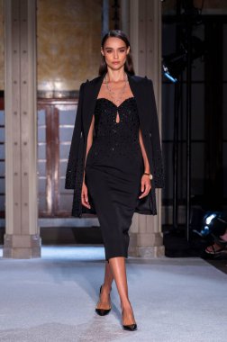 16 Eylül 2025, New York, New York, ABD: New York Halk Kütüphanesi 'nde New York Moda Haftası' nda Pamella Roland defilesi için podyumda bir model yürüyor. (M10 'lar\ yeni 2ler))               